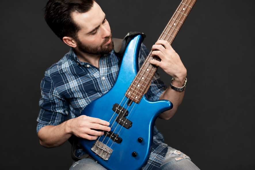 un uomo che suona una chitarra blu