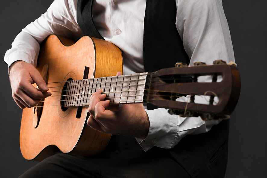 una persona che suona la chitarra