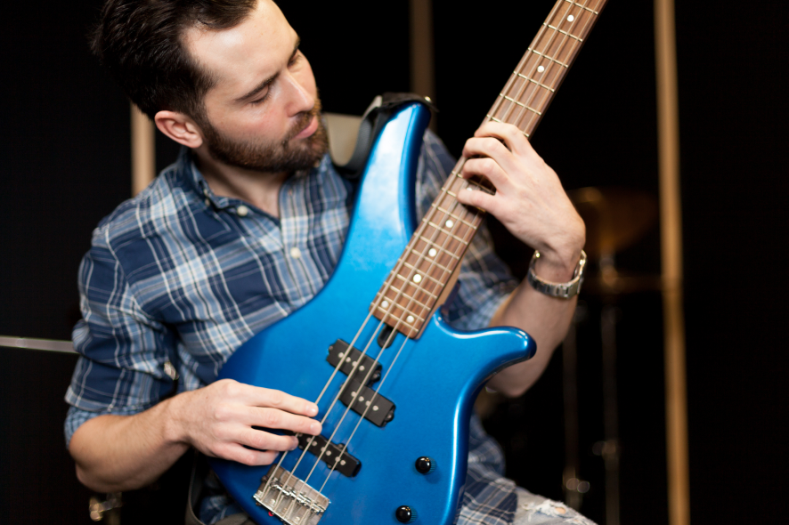 un uomo che suona una chitarra blu