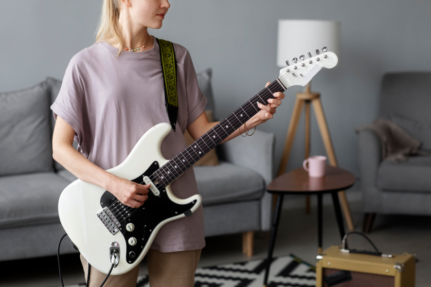 una donna che tiene una chitarra