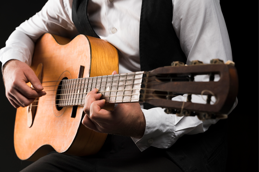 una persona che suona la chitarra