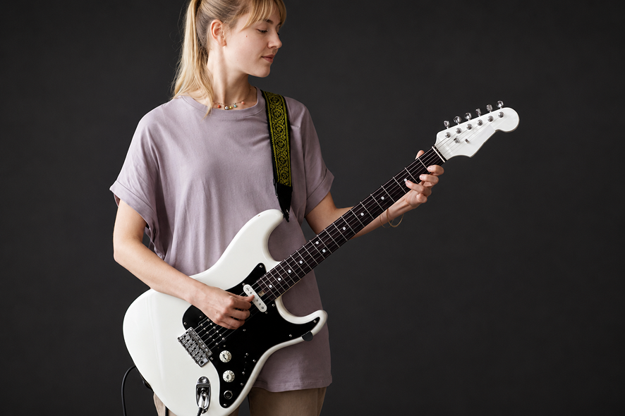 una donna che suona la chitarra