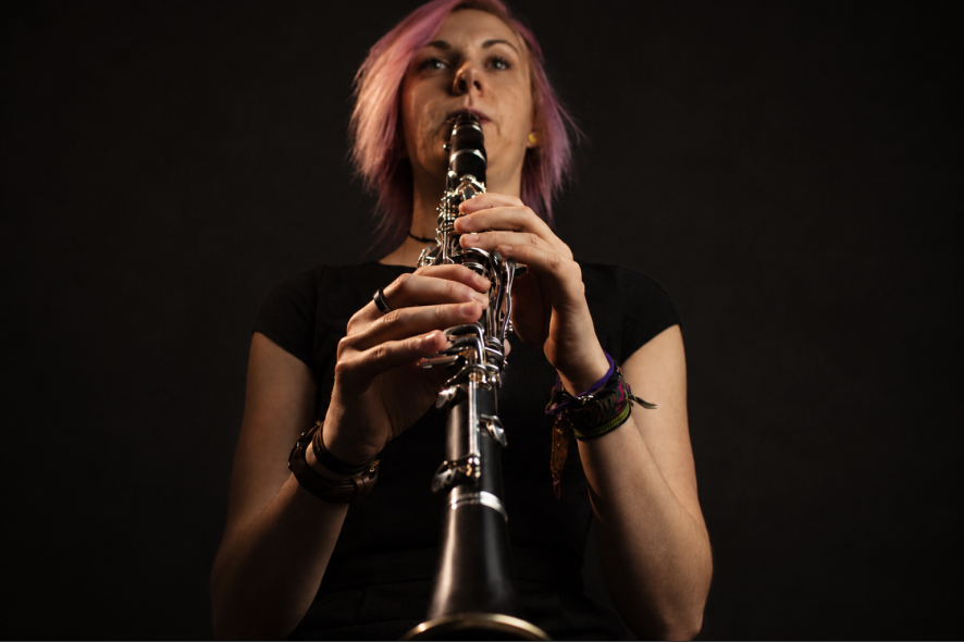 una donna che suona il clarinetto