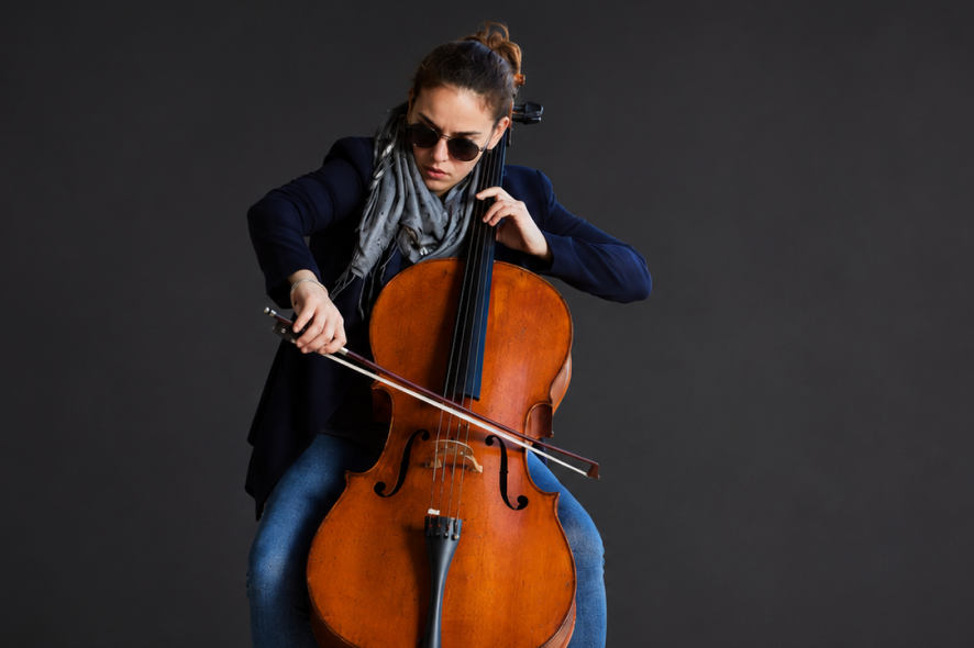 una donna che suona un violoncello