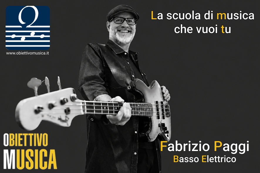 un uomo che tiene un basso
