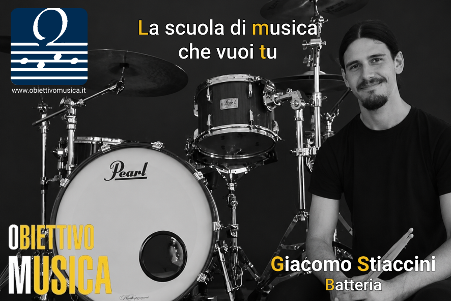 un uomo seduto davanti a una batteria